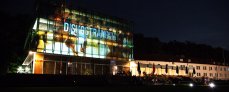 Gebäudeprojektion mit Livebildern von Tanzfläche & DJ sowie voraufgezeichneten Impressionen des Tages für eine Open-Air-Veranstaltung am Seecampus der Zeppelin Universität. (Foto: Lennart Zellmer)