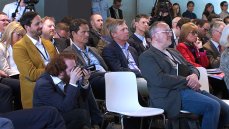 Die Teilnehmer auf dem „KU Kongress 2016“ verfolgen gebannt das Geschehen auf der Bühne in der „Fire Station“ auf dem Vitra Campus. (Bild: bewegtbildwerft)