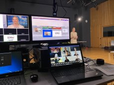 Die kleine Bildregie-Technik: Von hier werden unter anderem ein Countdown & Vorspann sowie vorproduzierte Grußbotschaften zugespielt. (Foto: bewegtbildwerft)